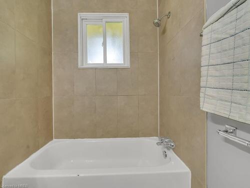 68 Stroud Crescent, London, ON - Indoor Photo Showing Bathroom