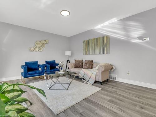 68 Stroud Crescent, London, ON - Indoor Photo Showing Living Room