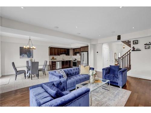 17 Lagoon Avenue, Hamilton, ON - Indoor Photo Showing Living Room