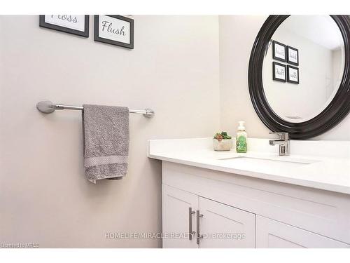 699A Highpoint Avenue, Waterloo, ON - Indoor Photo Showing Bathroom