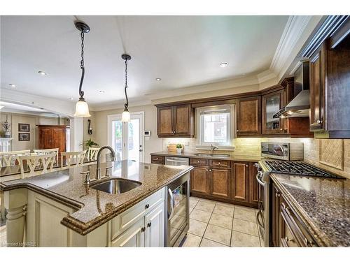 6820 Dillingwood Drive, Mississauga, ON - Indoor Photo Showing Kitchen With Upgraded Kitchen