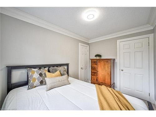 6820 Dillingwood Drive, Mississauga, ON - Indoor Photo Showing Bedroom