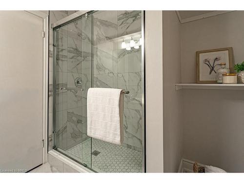 24 Appel Street, London, ON - Indoor Photo Showing Bathroom