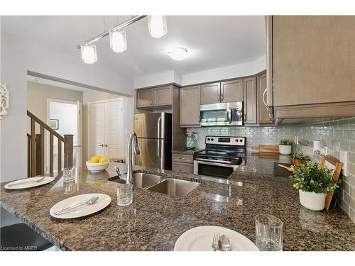 3061 Mistletoe Gardens, Oakville, ON - Indoor Photo Showing Kitchen With Double Sink With Upgraded Kitchen