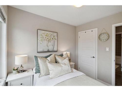 3061 Mistletoe Gardens, Oakville, ON - Indoor Photo Showing Bedroom