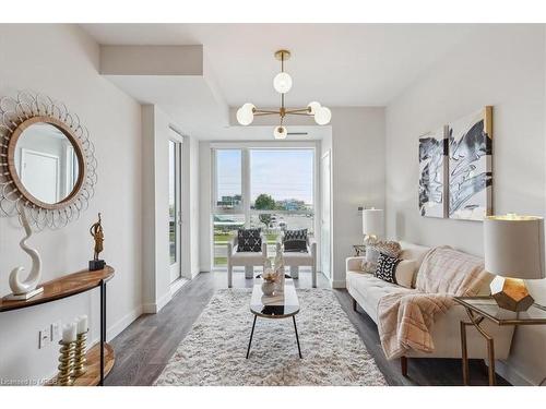 318-210 Sabina Drive, Oakville, ON - Indoor Photo Showing Living Room