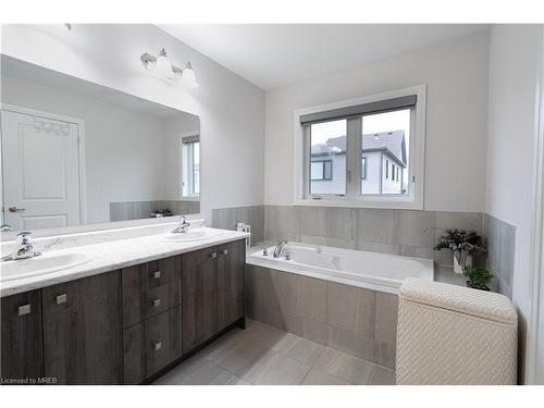 123 Freedom Crescent, Hamilton, ON - Indoor Photo Showing Bathroom