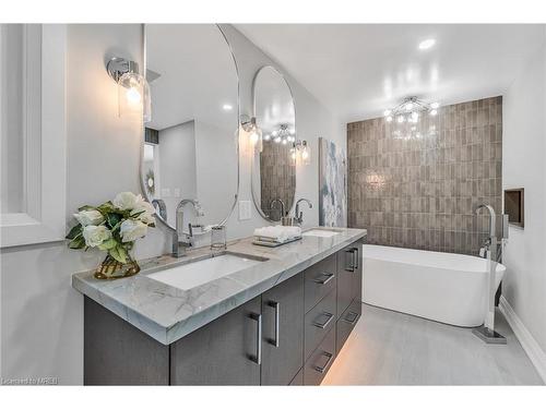902 Kowal Drive, Mississauga, ON - Indoor Photo Showing Bathroom