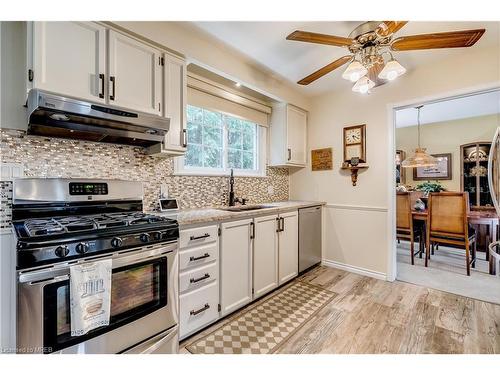 3389 Rockwood Drive, Burlington, ON - Indoor Photo Showing Kitchen With Upgraded Kitchen