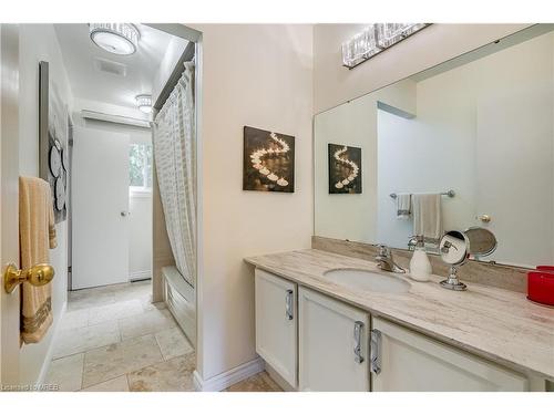 3389 Rockwood Drive, Burlington, ON - Indoor Photo Showing Bathroom