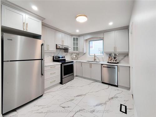 65 Loraine Drive, St. Catharines, ON - Indoor Photo Showing Kitchen With Upgraded Kitchen