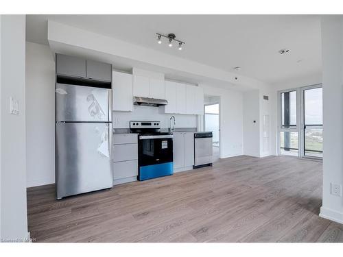 B813-3200 Dakota Common, Burlington, ON - Indoor Photo Showing Kitchen