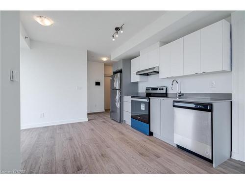 B813-3200 Dakota Common, Burlington, ON - Indoor Photo Showing Kitchen