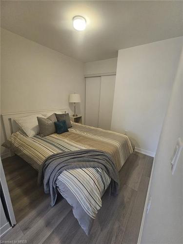 802-560 North Service Road Road, Grimsby, ON - Indoor Photo Showing Bedroom