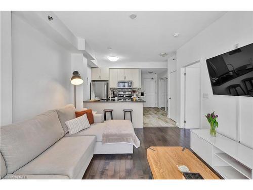 302-2486 Old Bronte Road, Oakville, ON - Indoor Photo Showing Living Room