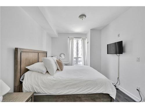 302-2486 Old Bronte Road, Oakville, ON - Indoor Photo Showing Bedroom