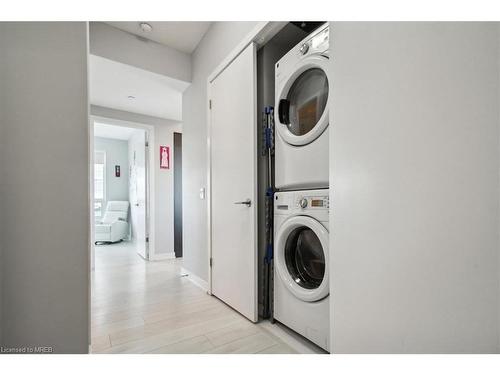 908-2212 Lake Shore Boulevard W, Toronto, ON - Indoor Photo Showing Laundry Room