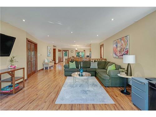 145 Beck Street, Wasaga Beach, ON - Indoor Photo Showing Living Room