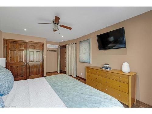 145 Beck Street, Wasaga Beach, ON - Indoor Photo Showing Bedroom