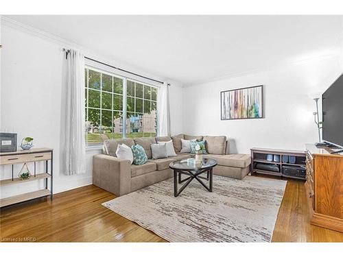 138 Westchester Crescent, St. Catharines, ON - Indoor Photo Showing Living Room