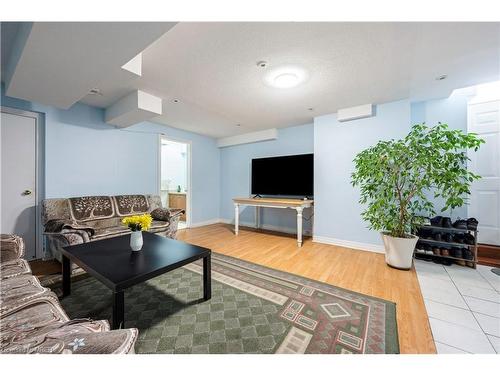 32 Nomad Crescent, Brampton, ON - Indoor Photo Showing Living Room