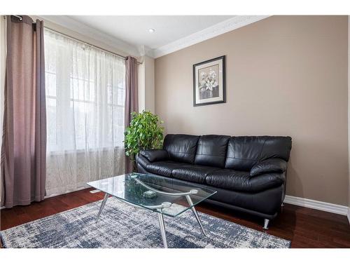 32 Nomad Crescent, Brampton, ON - Indoor Photo Showing Living Room