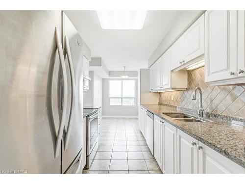 1824-25 Kingsbridge Garde Circle, Mississauga, ON - Indoor Photo Showing Kitchen With Double Sink With Upgraded Kitchen