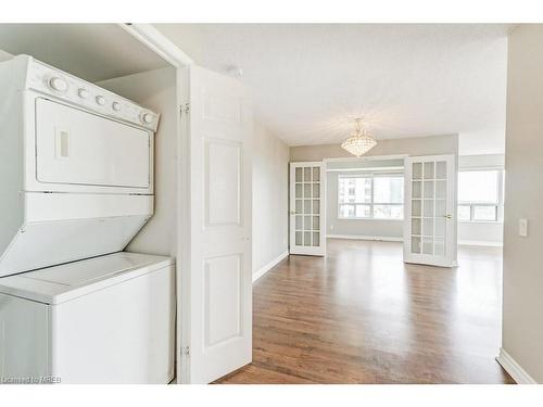 1824-25 Kingsbridge Garde Circle, Mississauga, ON - Indoor Photo Showing Laundry Room