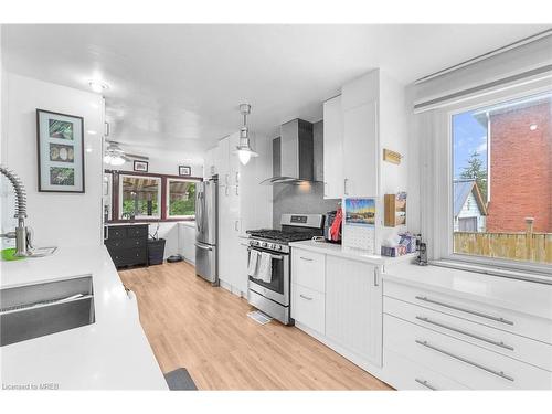 125 Nairne Street, Caledonia, ON - Indoor Photo Showing Kitchen With Double Sink With Upgraded Kitchen