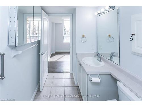 209-4640 Kimbermount Avenue, Mississauga, ON - Indoor Photo Showing Bathroom