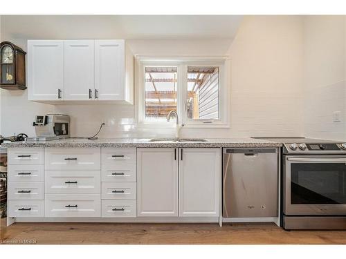 1084 Pearson Drive, Oakville, ON - Indoor Photo Showing Kitchen