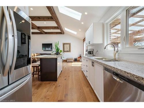 1084 Pearson Drive, Oakville, ON - Indoor Photo Showing Kitchen With Double Sink With Upgraded Kitchen