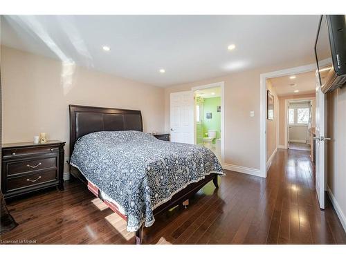 1084 Pearson Drive, Oakville, ON - Indoor Photo Showing Bedroom