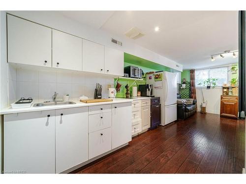 1084 Pearson Drive, Oakville, ON - Indoor Photo Showing Kitchen