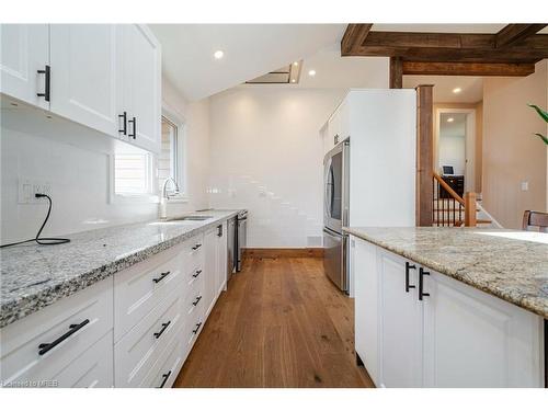 1084 Pearson Drive, Oakville, ON - Indoor Photo Showing Kitchen With Upgraded Kitchen