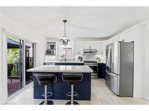 1751 Coronation Drive, London, ON - Indoor Photo Showing Kitchen With Upgraded Kitchen