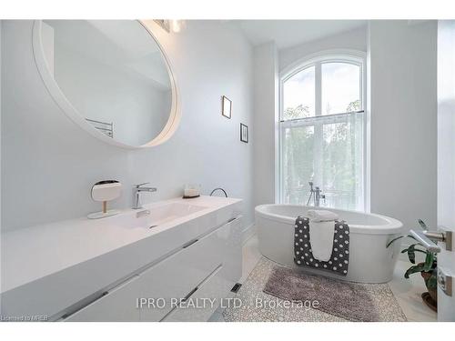 574 Stephens Crescent, Oakville, ON - Indoor Photo Showing Bathroom