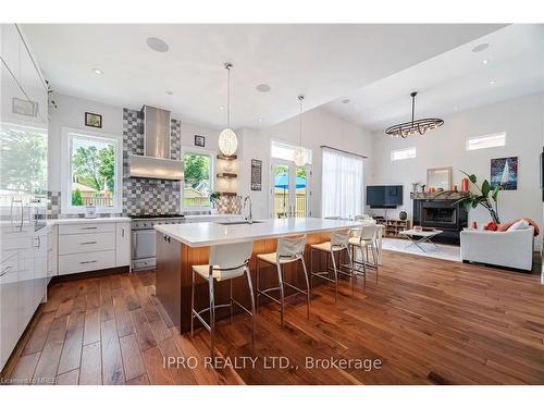 574 Stephens Crescent, Oakville, ON - Indoor Photo Showing Kitchen With Upgraded Kitchen