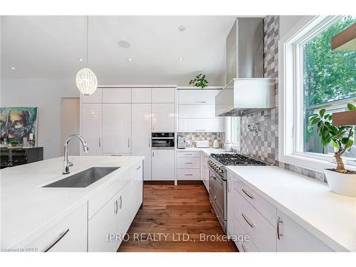 574 Stephens Crescent, Oakville, ON - Indoor Photo Showing Kitchen With Upgraded Kitchen