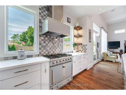 574 Stephens Crescent, Oakville, ON - Indoor Photo Showing Kitchen With Upgraded Kitchen