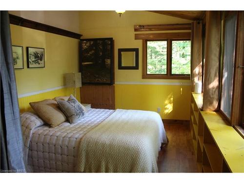 622 Deer Lake Road, Sundridge, ON - Indoor Photo Showing Bedroom
