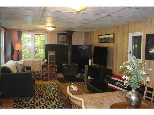 622 Deer Lake Road, Sundridge, ON - Indoor Photo Showing Living Room