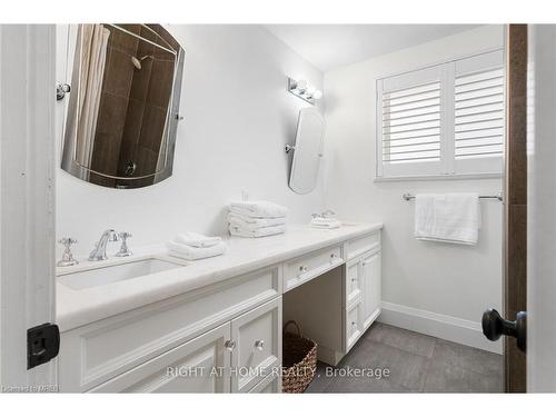 6373 Clare Crescent, Niagara Falls, ON - Indoor Photo Showing Bathroom