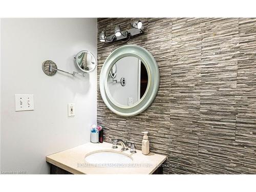 306-1450 Bishops Gate, Oakville, ON - Indoor Photo Showing Bathroom