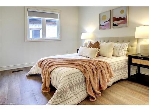 395 Humphrey Street, Hamilton, ON - Indoor Photo Showing Bedroom