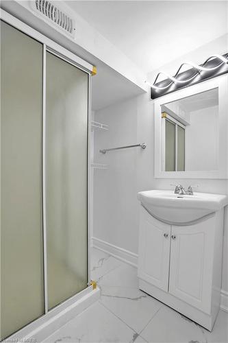 3 Camelot Crescent, London, ON - Indoor Photo Showing Bathroom