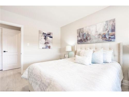 2009 Brampton Street, Hamilton, ON - Indoor Photo Showing Bedroom