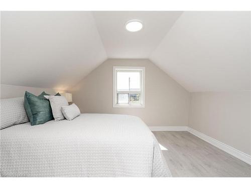 2009 Brampton Street, Hamilton, ON - Indoor Photo Showing Bedroom