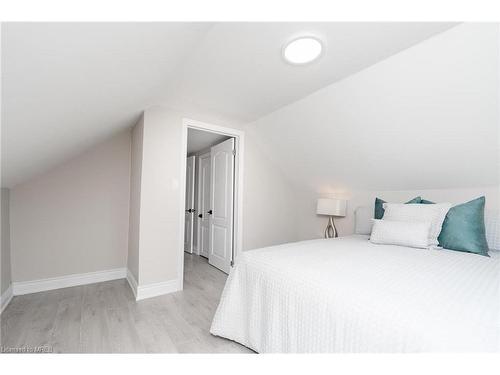 2009 Brampton Street, Hamilton, ON - Indoor Photo Showing Bedroom