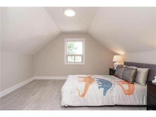 2009 Brampton Street, Hamilton, ON - Indoor Photo Showing Bedroom